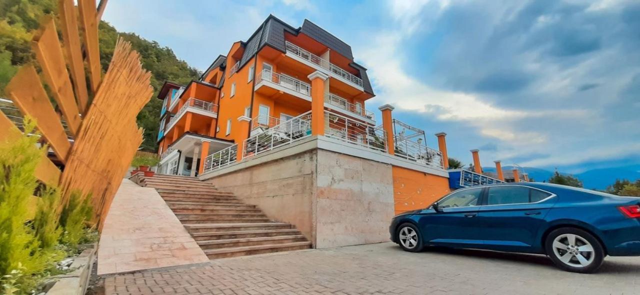 Mina Villa *