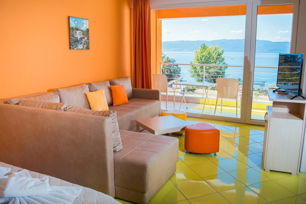 Mina Villa *